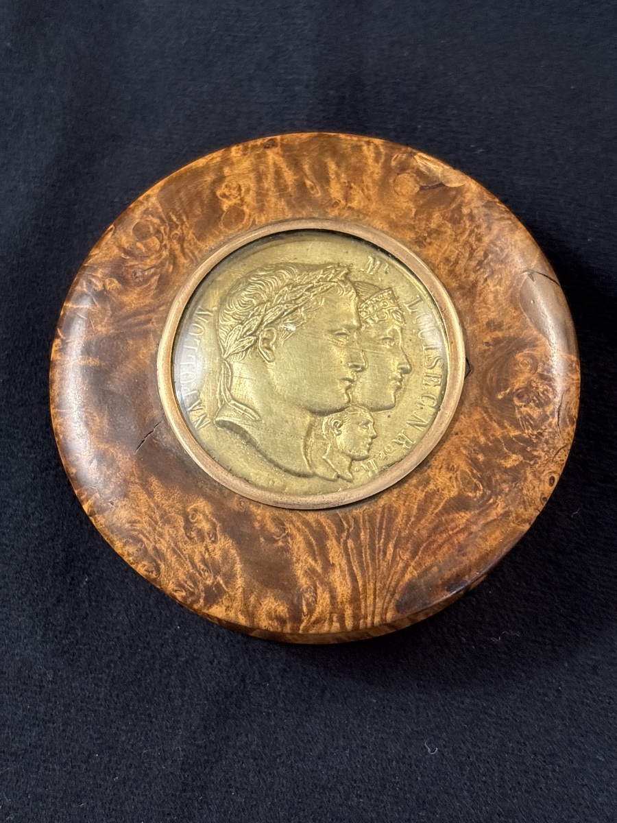 Boîte en loupe avec le profil de Napoléon 1er , Marie Louise , le Roi de Rome  en laiton XIX e