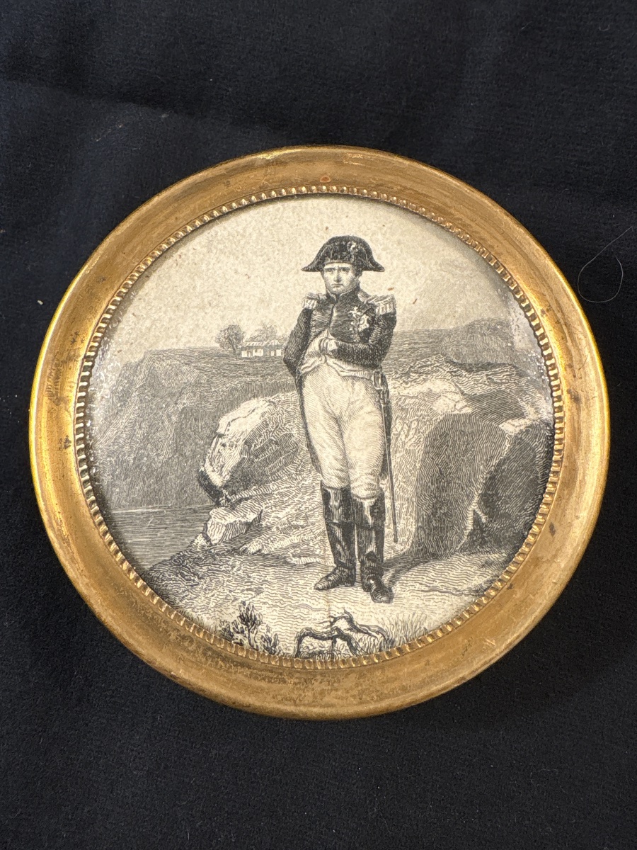 Boîte en carton bouilli , cerclage en laiton ciselé avec gravure de Napoléon 1 er 