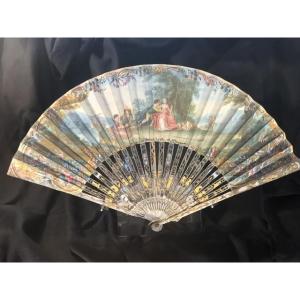 Bel éventail décor «  scène galante et oiseaux » époque XVIII éme siècle 