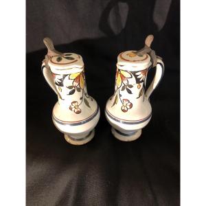 Paire de petits pichets couverts en faïence de Rouen époque XVIII eme