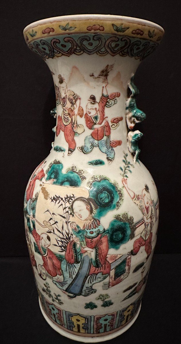 Chine Grand  Vase Balustre En Porcelaine De Canton Décor Mère Et Enfants Jouant Fin XIXème-photo-4