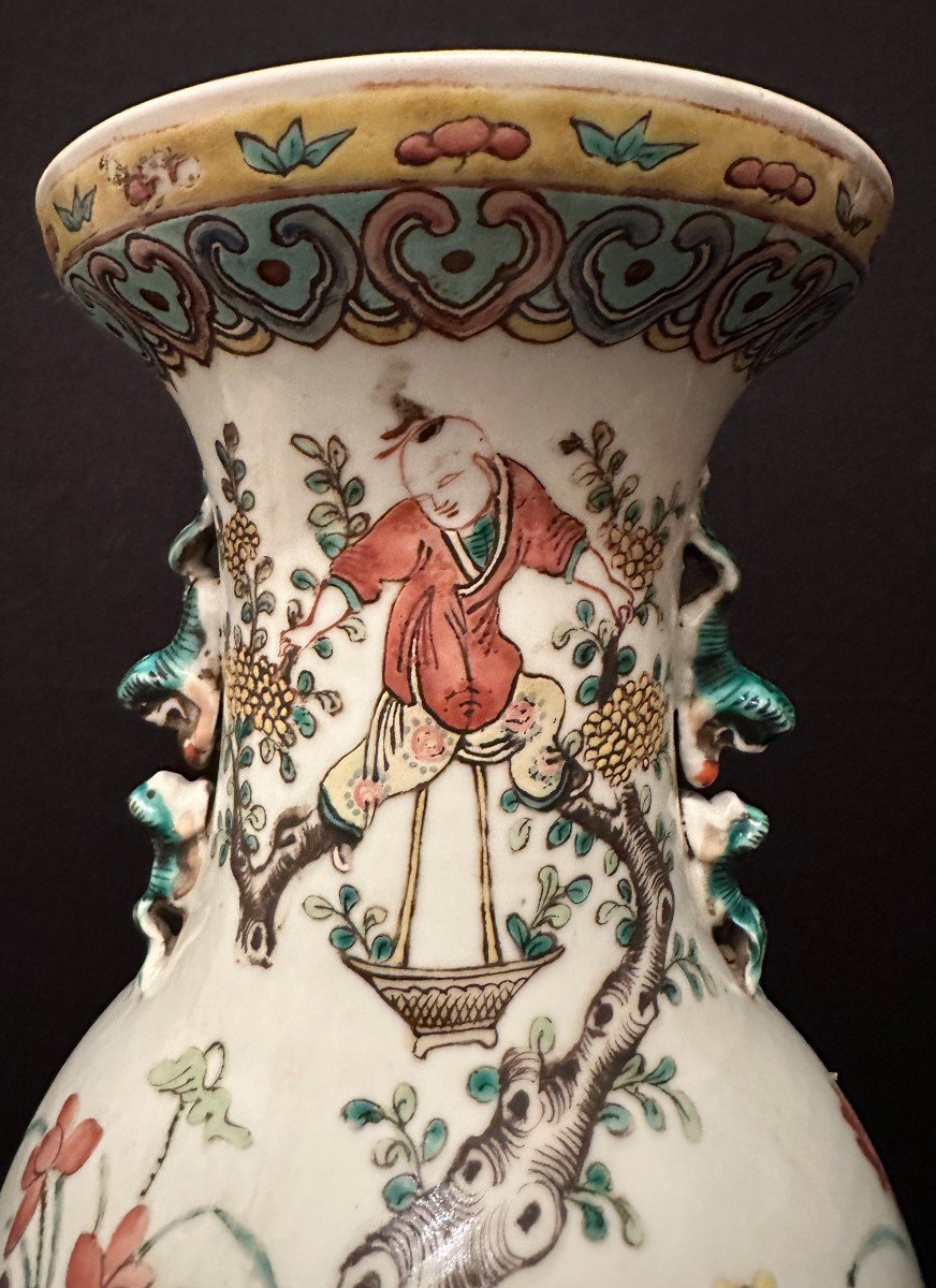 Chine Grand  Vase Balustre En Porcelaine De Canton Décor Mère Et Enfants Jouant Fin XIXème-photo-3