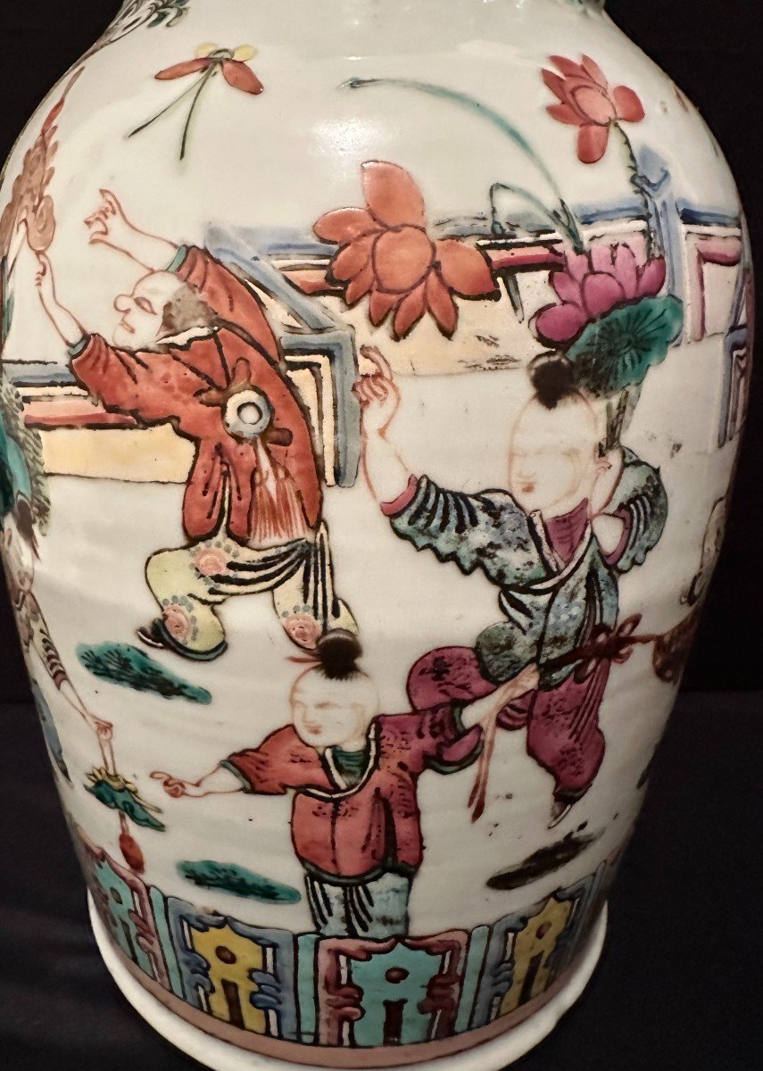 Chine Grand  Vase Balustre En Porcelaine De Canton Décor Mère Et Enfants Jouant Fin XIXème-photo-4