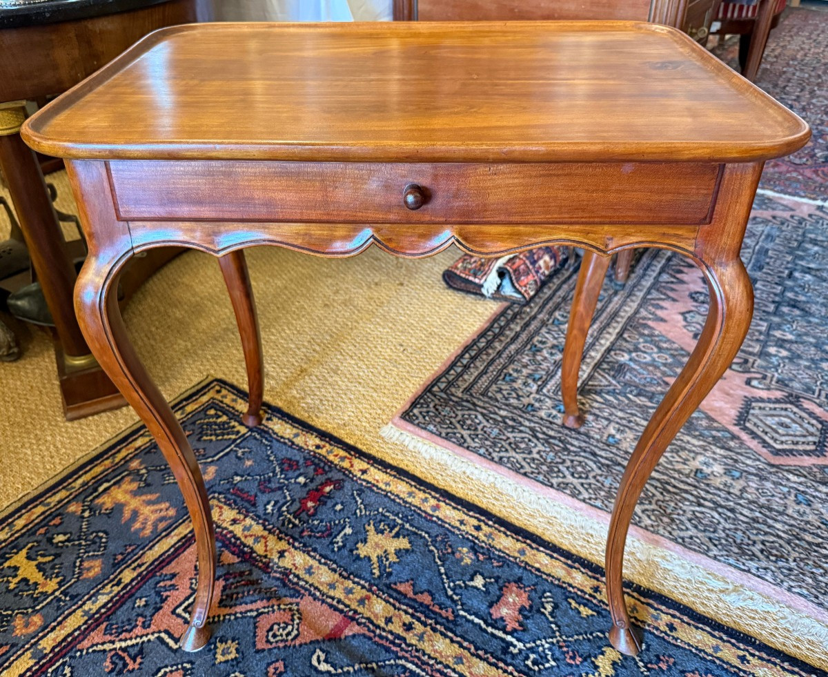 Petite table à plateau en cabaret style  Louis XV merisier clair époque XIXème