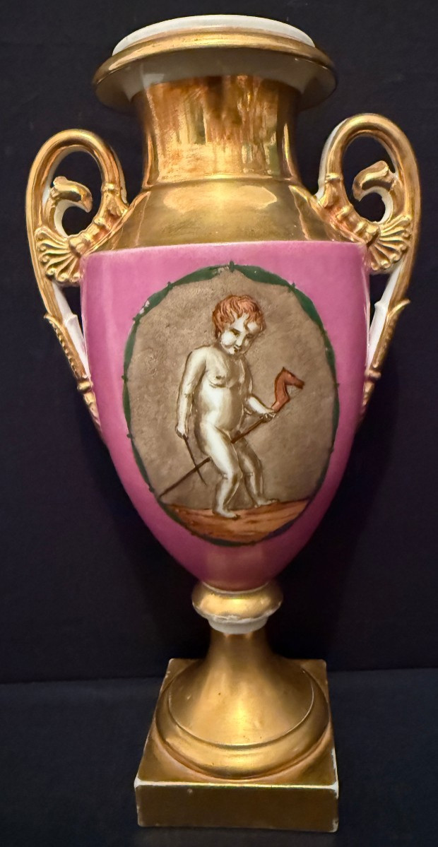 Paire de vases Empire en porcelaine de Paris au décor à l'antique époque Restauration vers 1820-photo-1