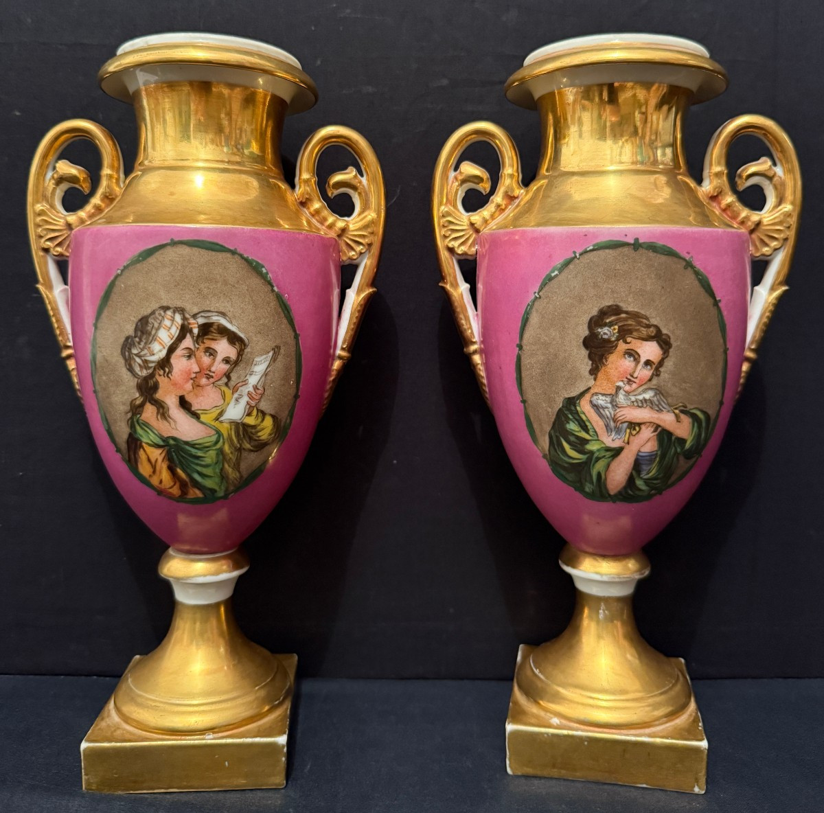 Paire de vases Empire en porcelaine de Paris au décor à l'antique époque Restauration vers 1820