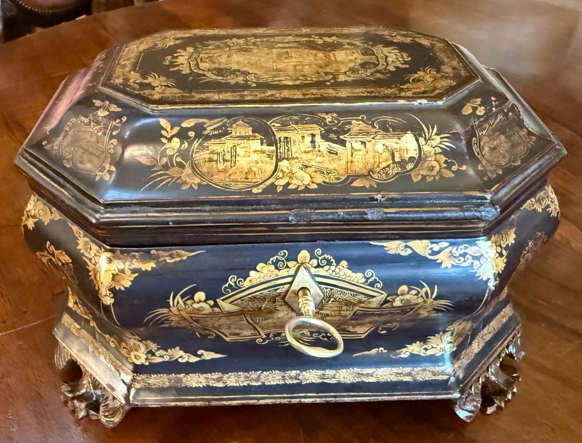 China Canton Tea Box In Gold Lacquered Wood, 19th Century