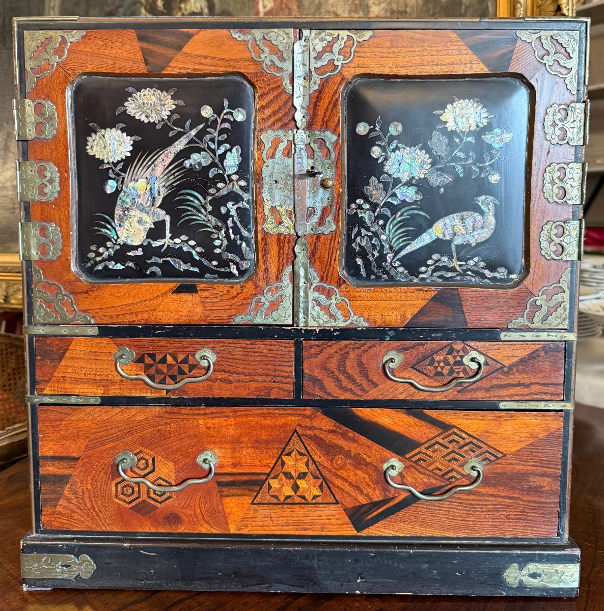 Cabinet en laque du Japon  , marqueterie Yosegi et nacre fin XIXème