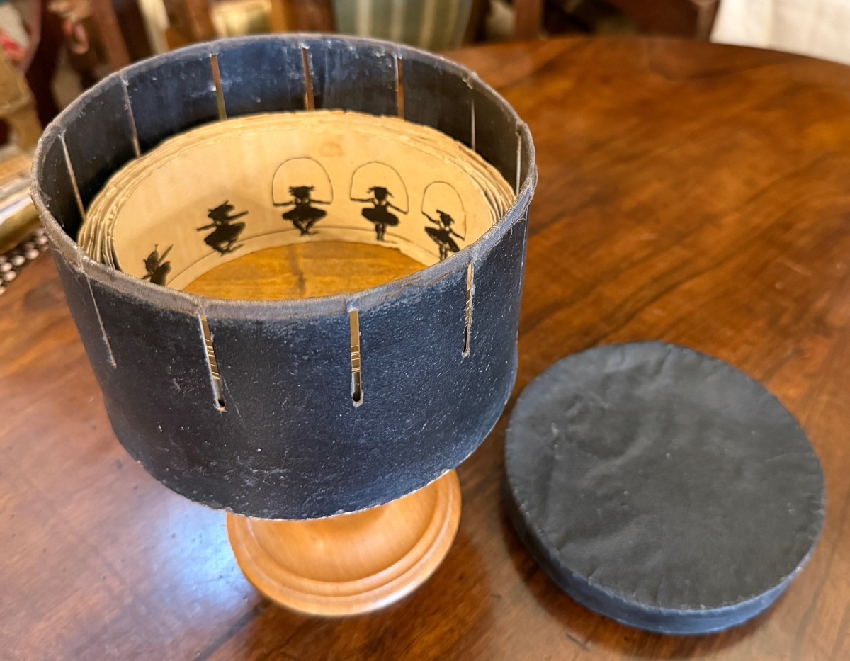 Zootrope d'après George Horner avec 12 bandes d'animation vers 1850