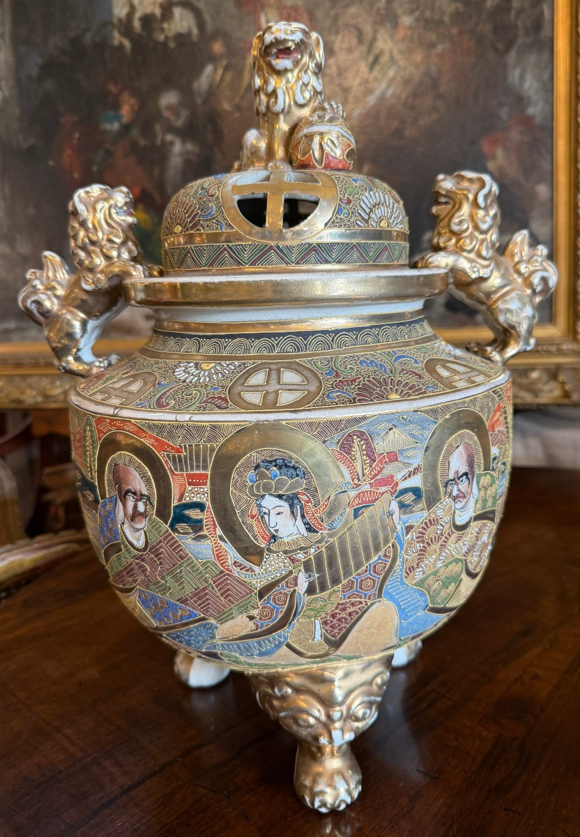 Important brûle-parfum en faïence de Satsuma Japon époque Meiji fin XIXème 45 cm