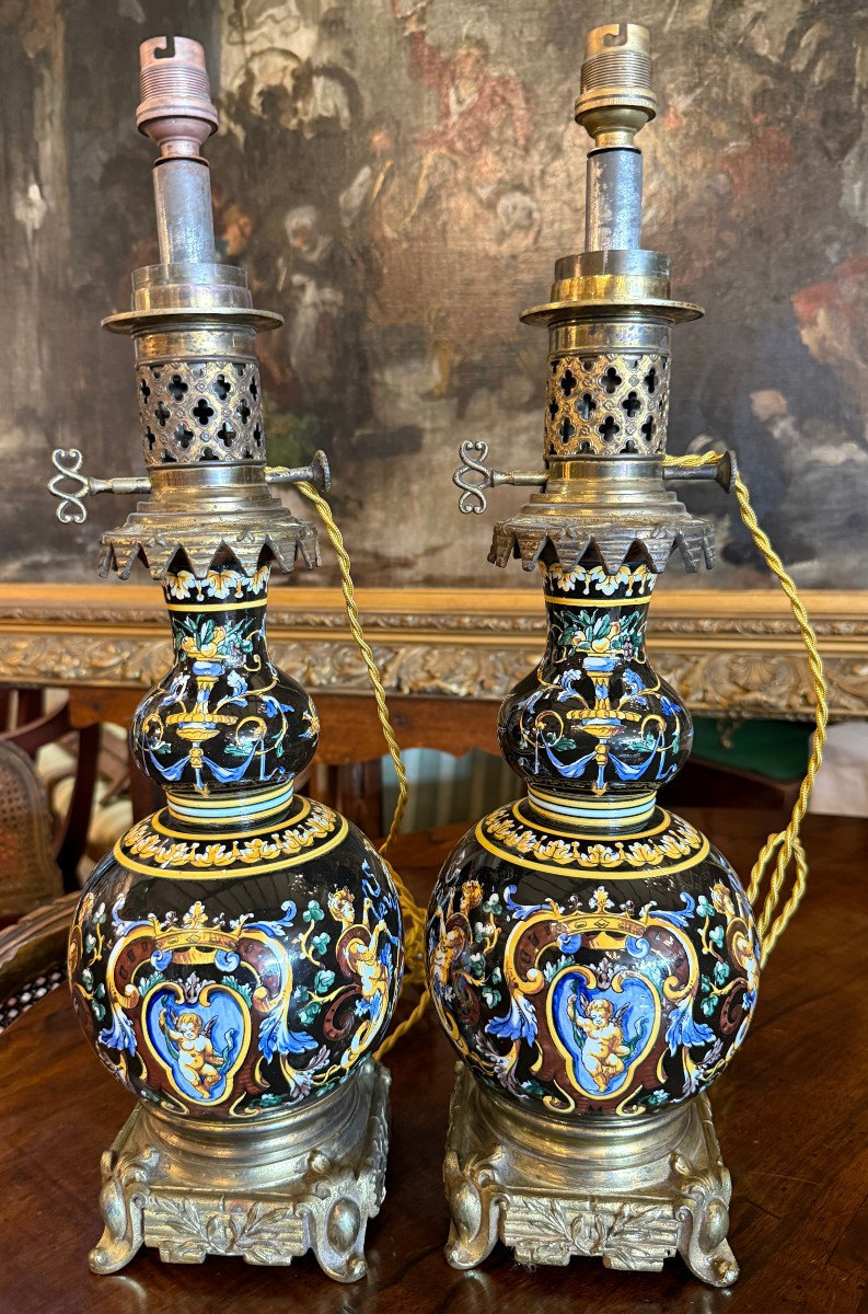 Gien paire de lampes à pétrole en faïence décor renaissance fond noir fin XIXème