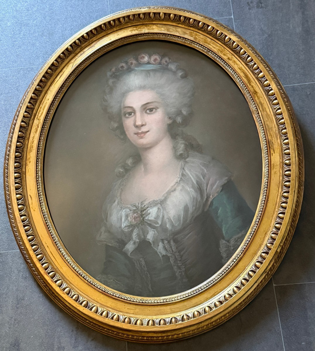 Grand pastel portrait de jeune femme élégante aux roses dans le goût du XVIIIème