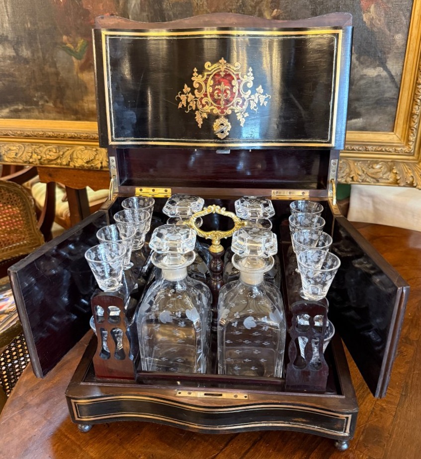 Cave à liqueur marqueterie Boulle et  cristal époque Napoléon III milieu XIXème