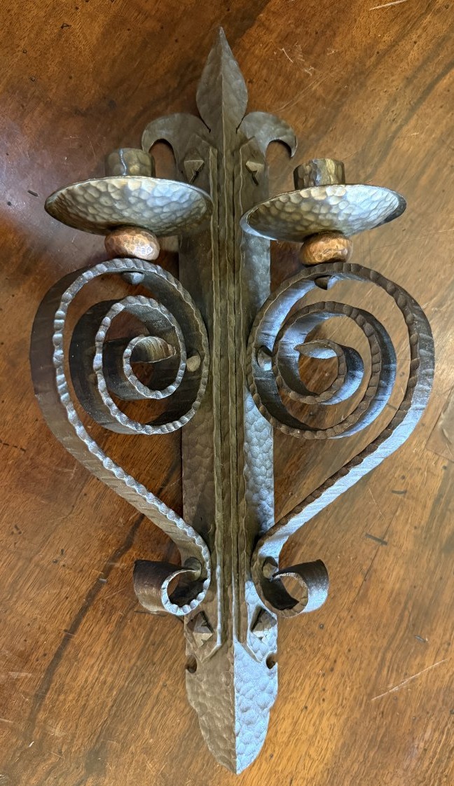 Paire d'appliques Art Déco en fer forgé et cuivre martelé -photo-2