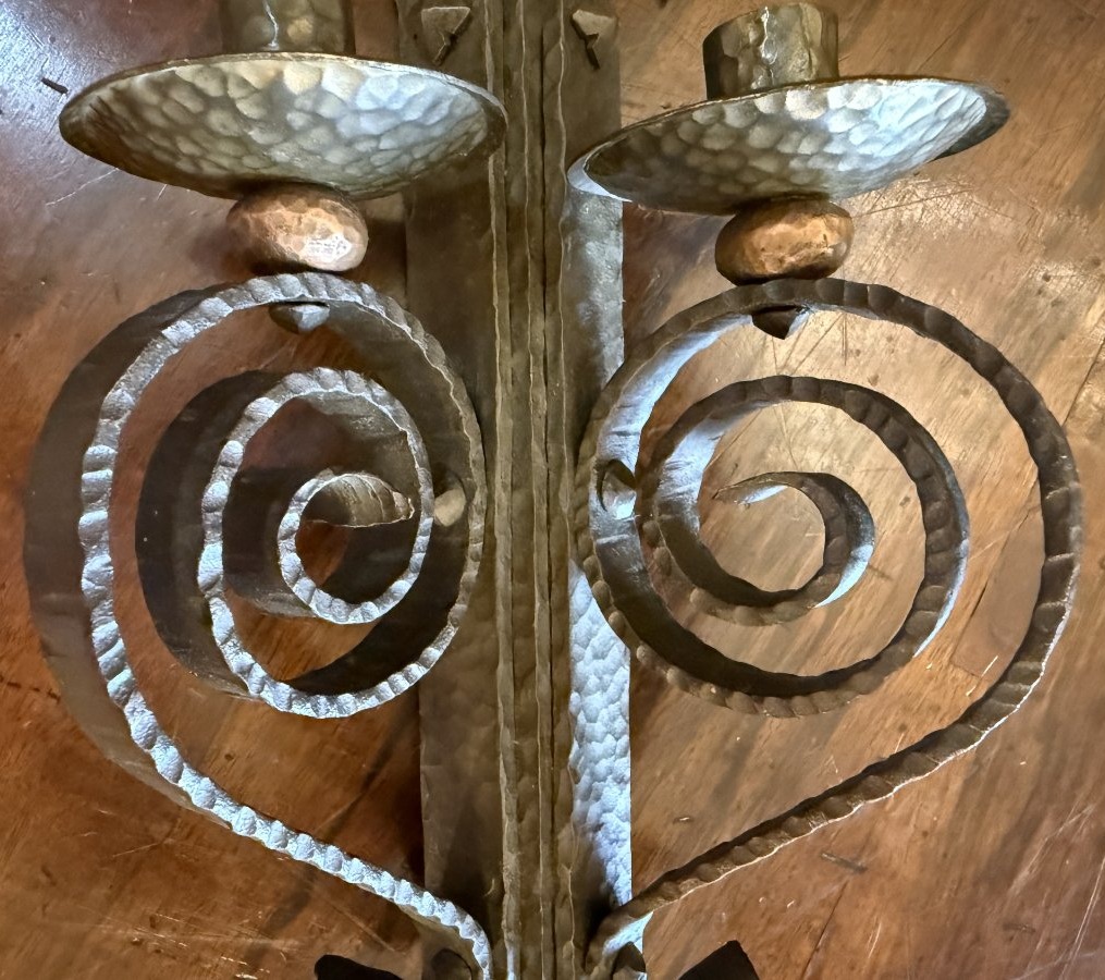 Paire d'appliques Art Déco en fer forgé et cuivre martelé -photo-4