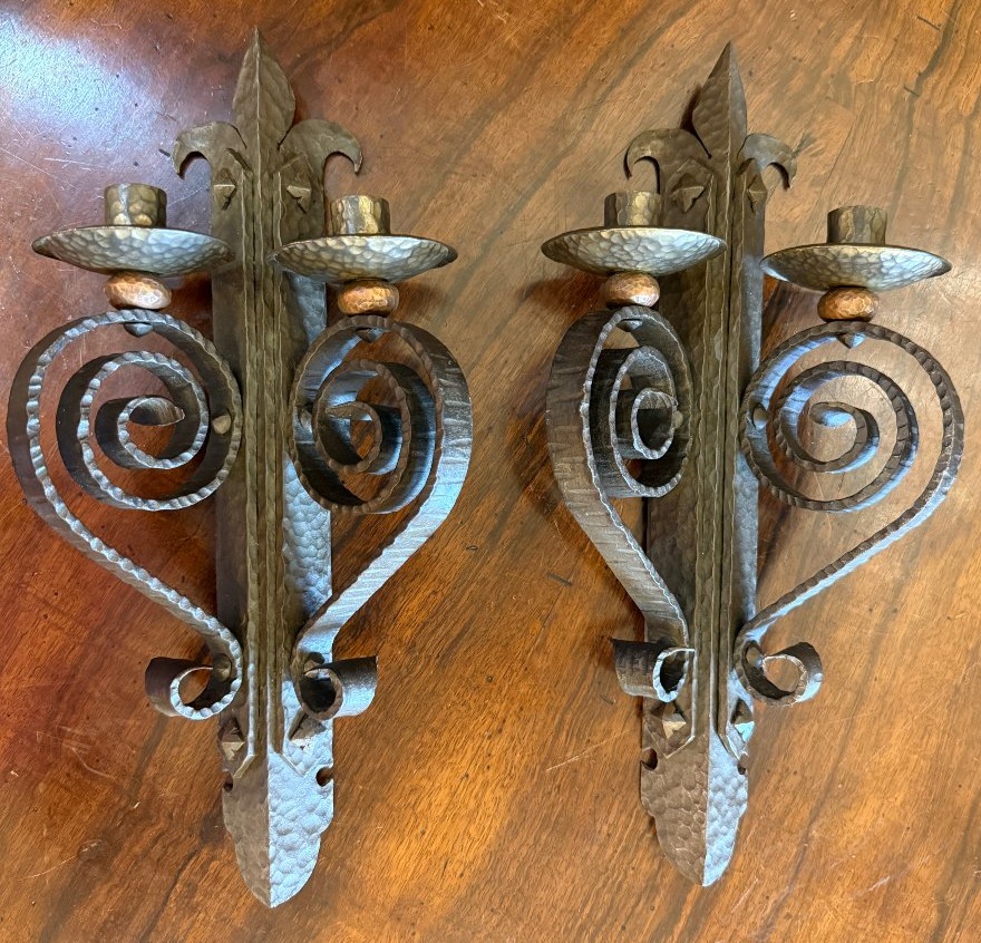 Paire d'appliques Art Déco en fer forgé et cuivre martelé 