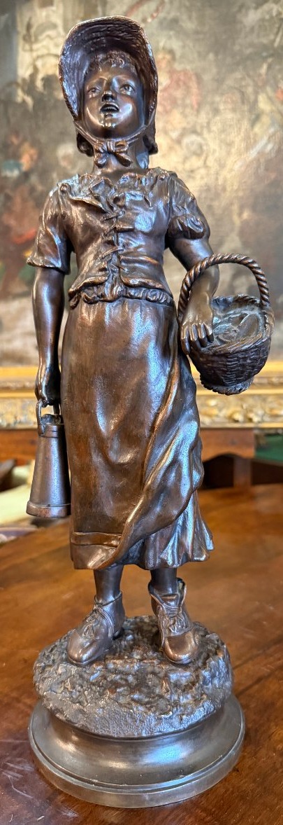 Sculpture bronze jeune femme au bidon de lait et au panier par Paul Dubois .