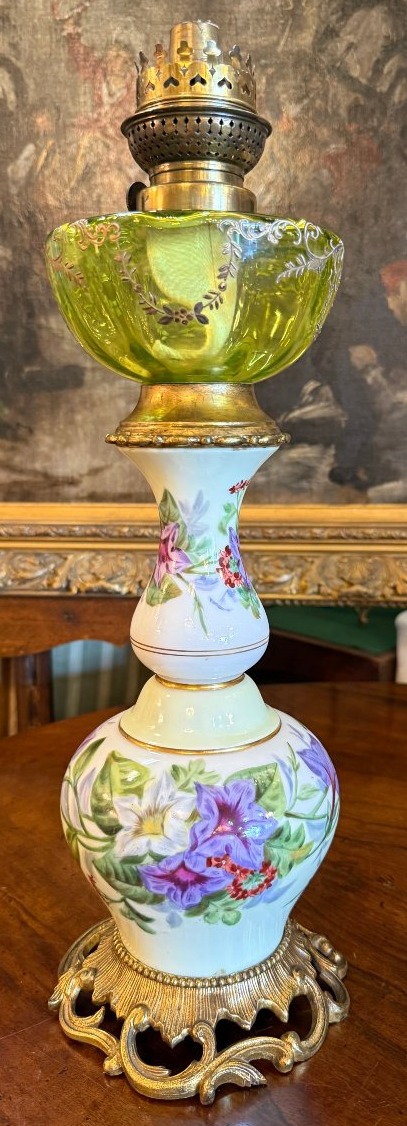 Paire de lampes à pétrole en porcelaine de Paris à décor de volubilis époque Napoléon III -photo-2