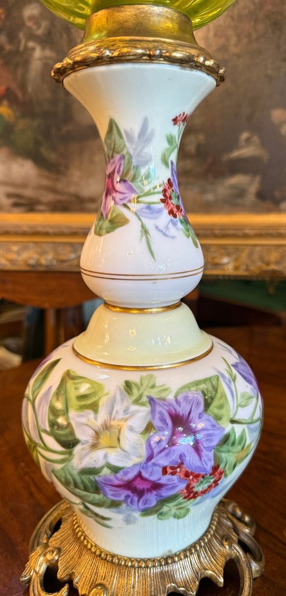 Paire de lampes à pétrole en porcelaine de Paris à décor de volubilis époque Napoléon III -photo-3