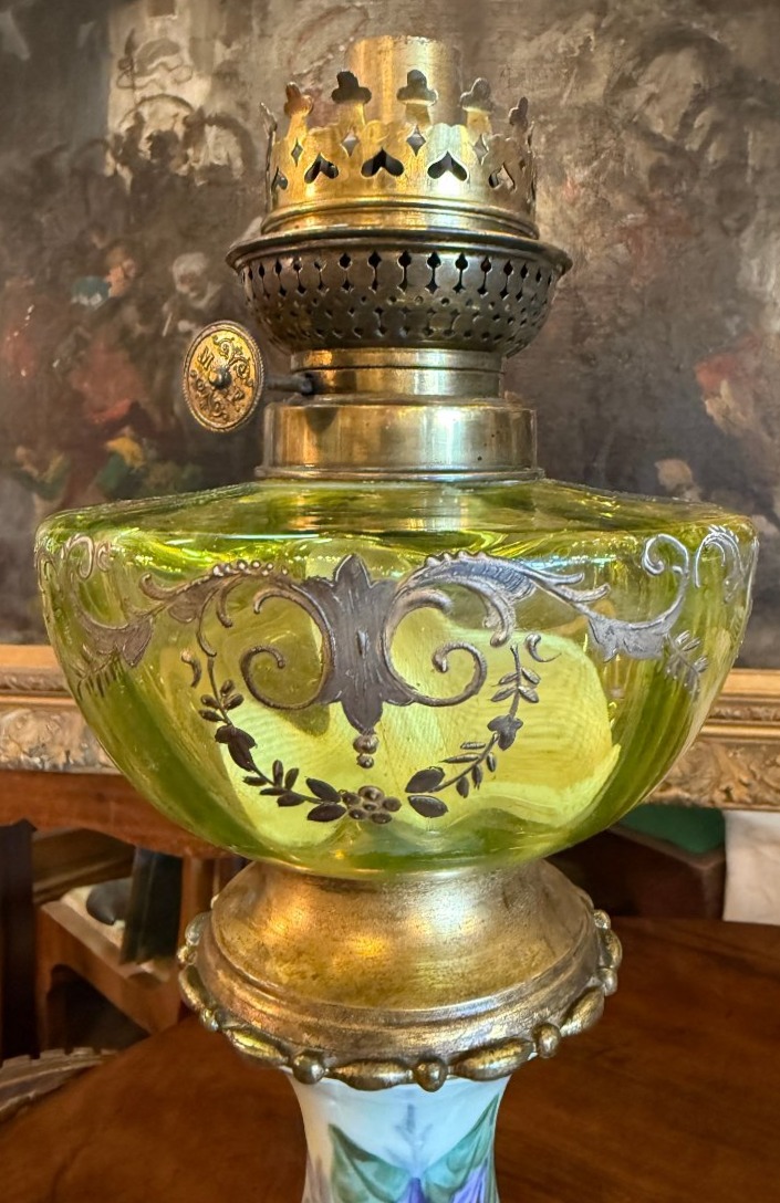 Paire de lampes à pétrole en porcelaine de Paris à décor de volubilis époque Napoléon III -photo-4