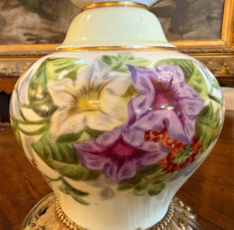 Paire de lampes à pétrole en porcelaine de Paris à décor de volubilis époque Napoléon III -photo-1
