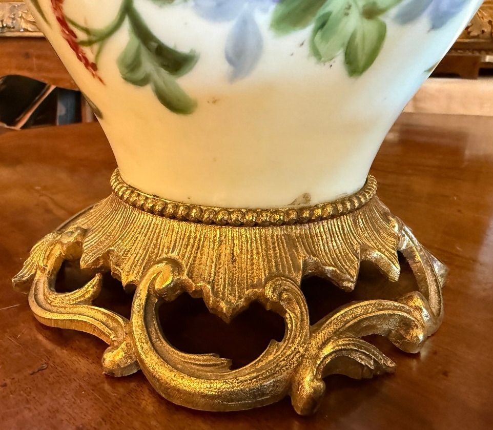 Paire de lampes à pétrole en porcelaine de Paris à décor de volubilis époque Napoléon III -photo-2