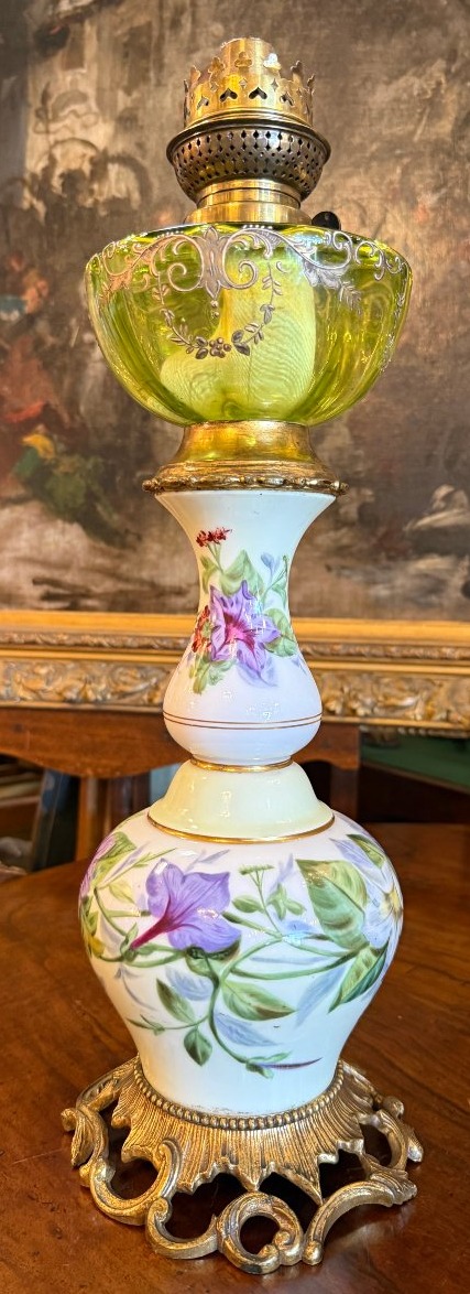 Paire de lampes à pétrole en porcelaine de Paris à décor de volubilis époque Napoléon III -photo-3