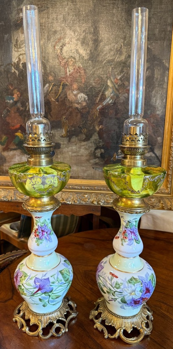 Paire de lampes à pétrole en porcelaine de Paris à décor de volubilis époque Napoléon III 