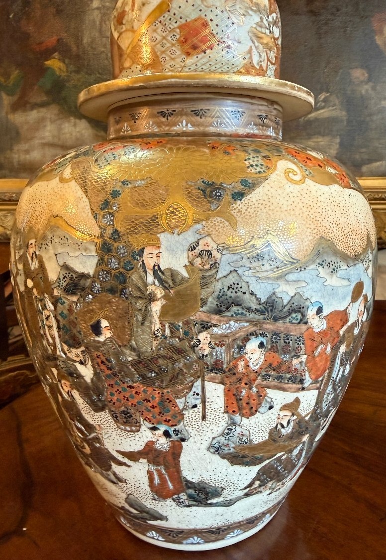 Japon Satsuma paire de vases couverts en faïence ère Meiji (1868-1912)-photo-1