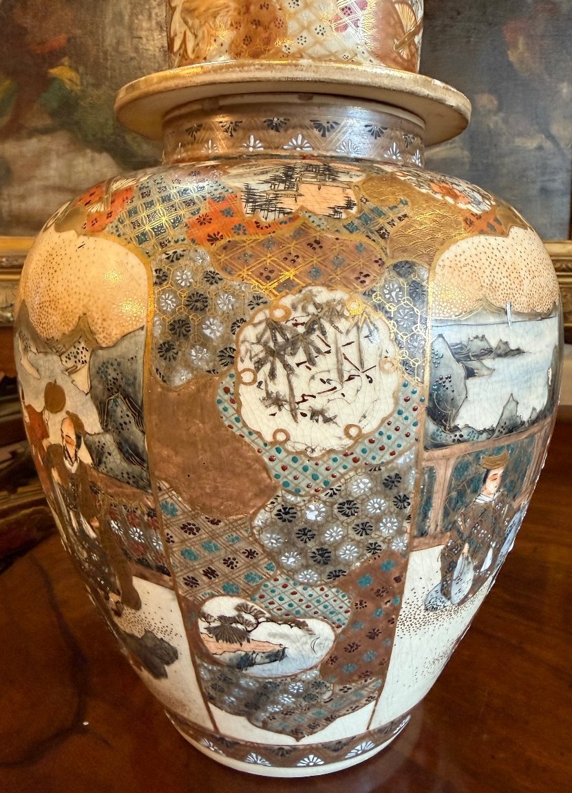 Japon Satsuma paire de vases couverts en faïence ère Meiji (1868-1912)-photo-2