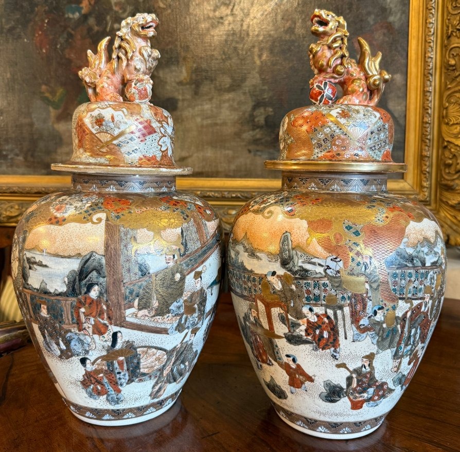 Japon Satsuma paire de vases couverts en faïence ère Meiji (1868-1912)