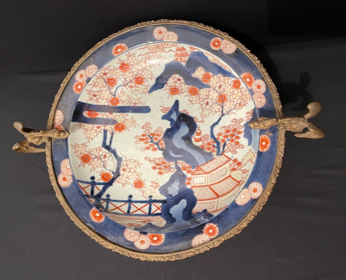 Flat Japanese Dish With Imari Decoration From The Early 19th Century, Set In A Gilded Bronze Frame Featuring Dragons From The Napoleon III Era -photo-3