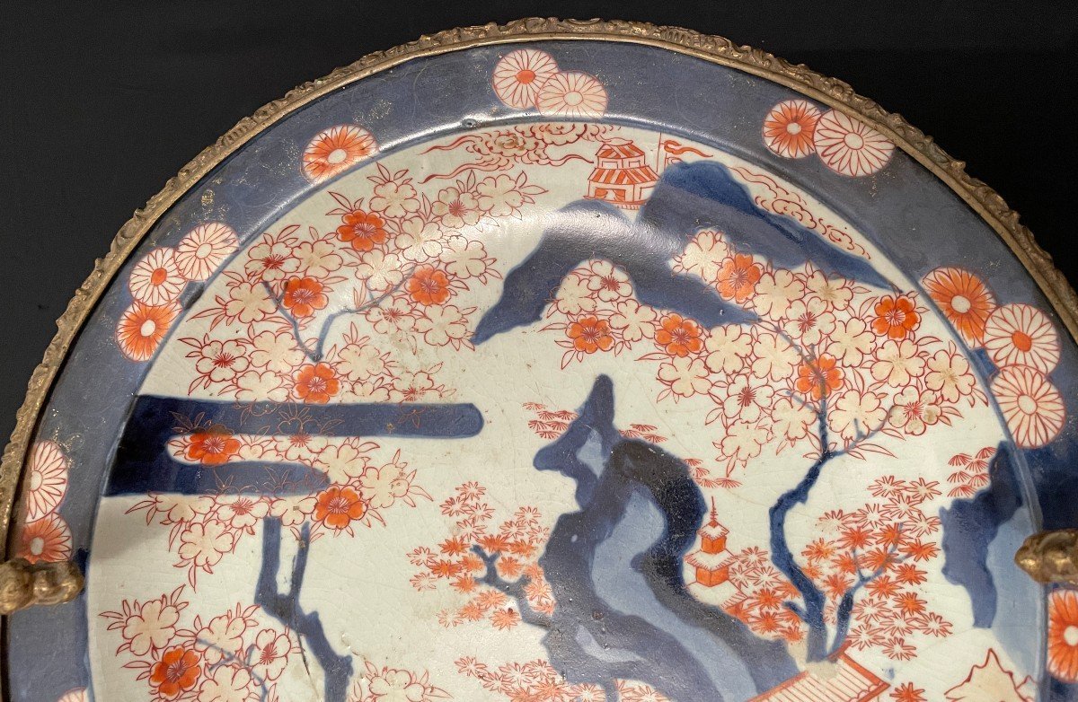 Flat Japanese Dish With Imari Decoration From The Early 19th Century, Set In A Gilded Bronze Frame Featuring Dragons From The Napoleon III Era -photo-1