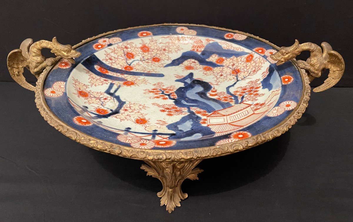 Flat Japanese Dish With Imari Decoration From The Early 19th Century, Set In A Gilded Bronze Frame Featuring Dragons From The Napoleon III Era 