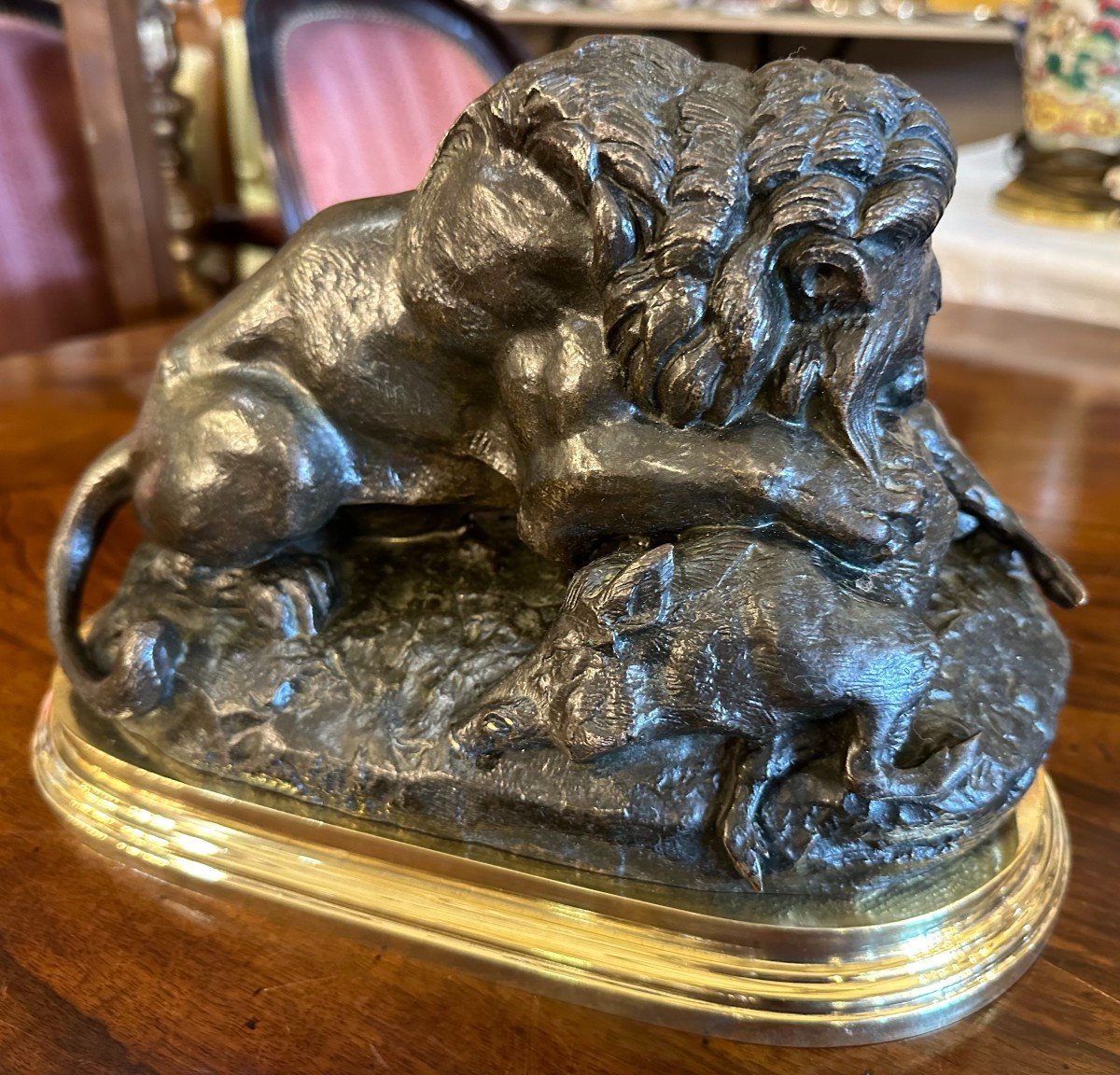 Antoine Louis Barye, Bronze Sculpture Of A Lion Devouring A Wild Boar, Cast By Susse Frères, 19th Century-photo-3