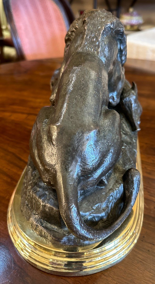 Antoine Louis Barye, Bronze Sculpture Of A Lion Devouring A Wild Boar, Cast By Susse Frères, 19th Century-photo-1