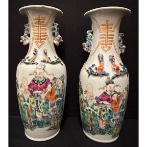 China Pair Of Porcelain Vases Decorated With Dignitaries Late 19th Century