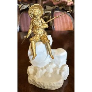 Sculpture Jeune Pêcheur En Bronze Doré Sur Un Rocher En Porcelaine Par A Ouvet Vers 1900