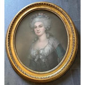Grand pastel portrait de jeune femme élégante aux roses dans le goût du XVIIIème
