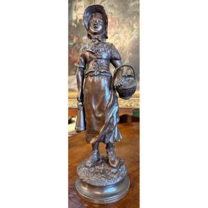 Sculpture bronze jeune femme au bidon de lait et au panier par Paul Dubois .