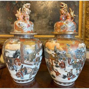 Japon Satsuma paire de vases couverts en faïence ère Meiji (1868-1912)