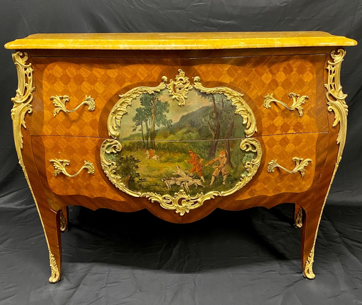 Commode Galbée De Style Louis XV En Bois De Placage Marqueté 