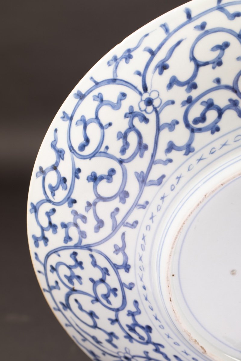 Large Porcelain Dish Decorated With Leaves And Lotus Flowers -photo-2