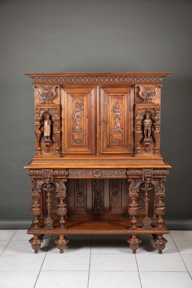 Crédence en noyer sculpté 