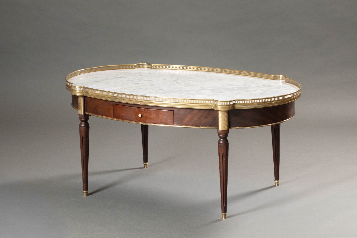 Table ovale  Basse Bouillotte De Style Louis XVI à Oreilles