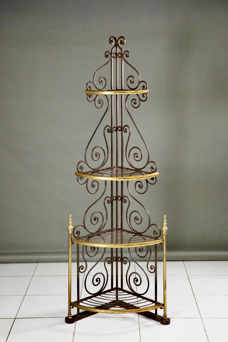 Étagère  d’angle de boulangerie en  fer forgé et laiton