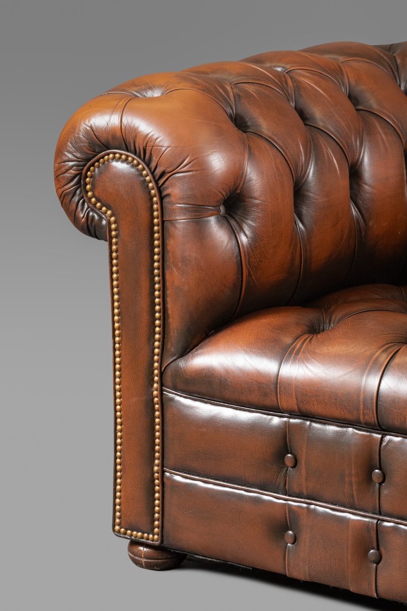 Ensemble Chesterfield en cuir brun – Canapé et paire de fauteuils – Angleterre,-photo-3