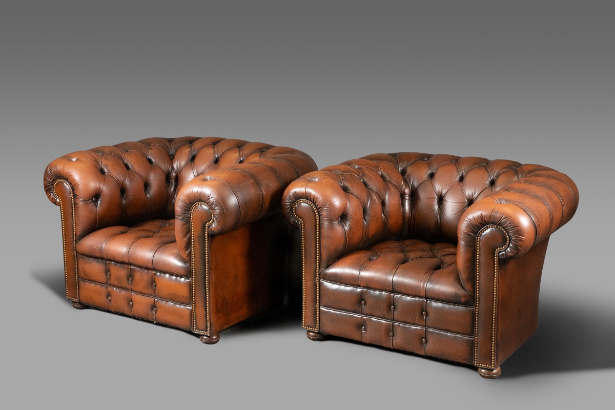 Ensemble Chesterfield en cuir brun – Canapé et paire de fauteuils – Angleterre,-photo-5