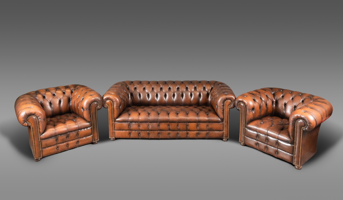 Ensemble Chesterfield en cuir brun – Canapé et paire de fauteuils – Angleterre,-photo-7
