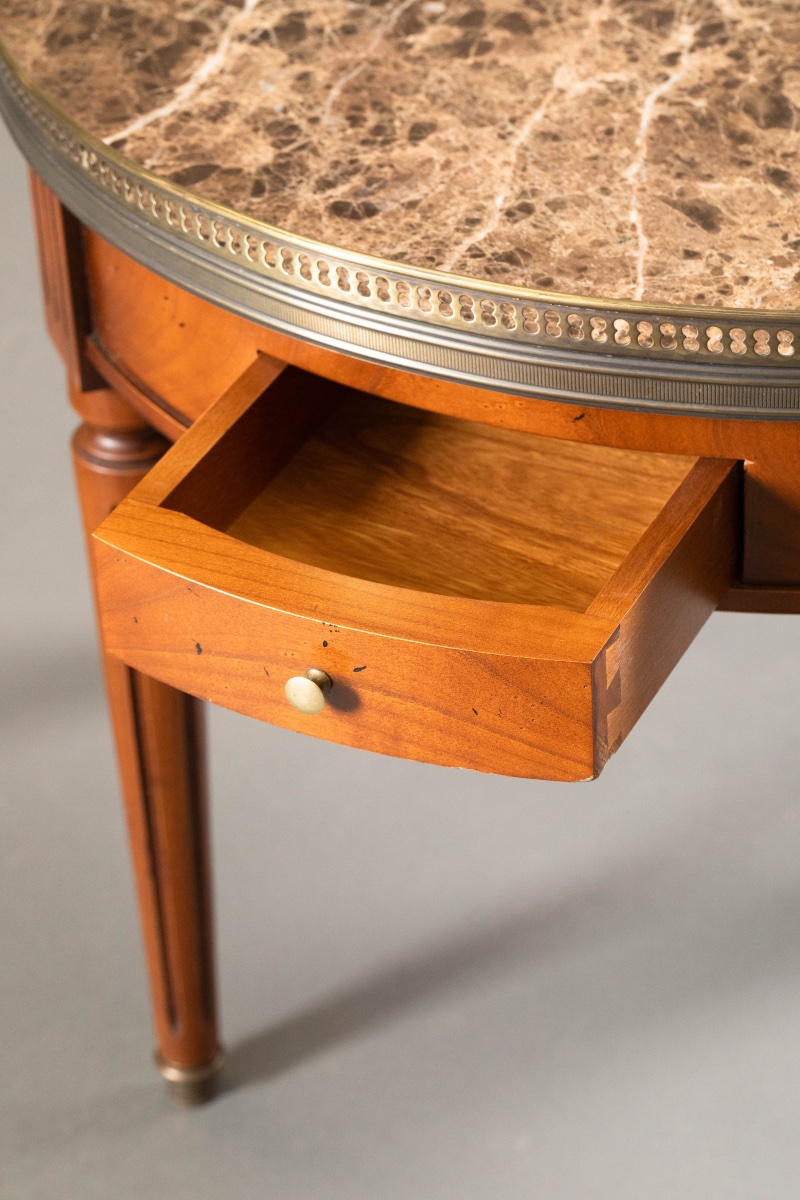 Paire de tables bouillotte rondes style Louis XVI – acajou, marbre et galerie laiton-photo-3